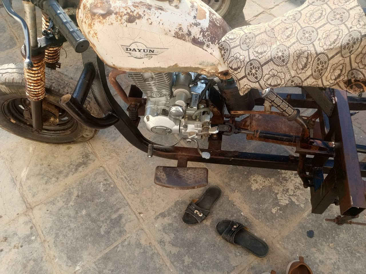 سلام عليكم شباب ستوته لبيع مديل 15 بيه لحيم بلدرع بيه فطر ولحمته محرك كارتون برغي مامفتوح بيه يريده ينتصل سعر 800وبيه مجال وراق اصولي بدون بدي رقم ***********
