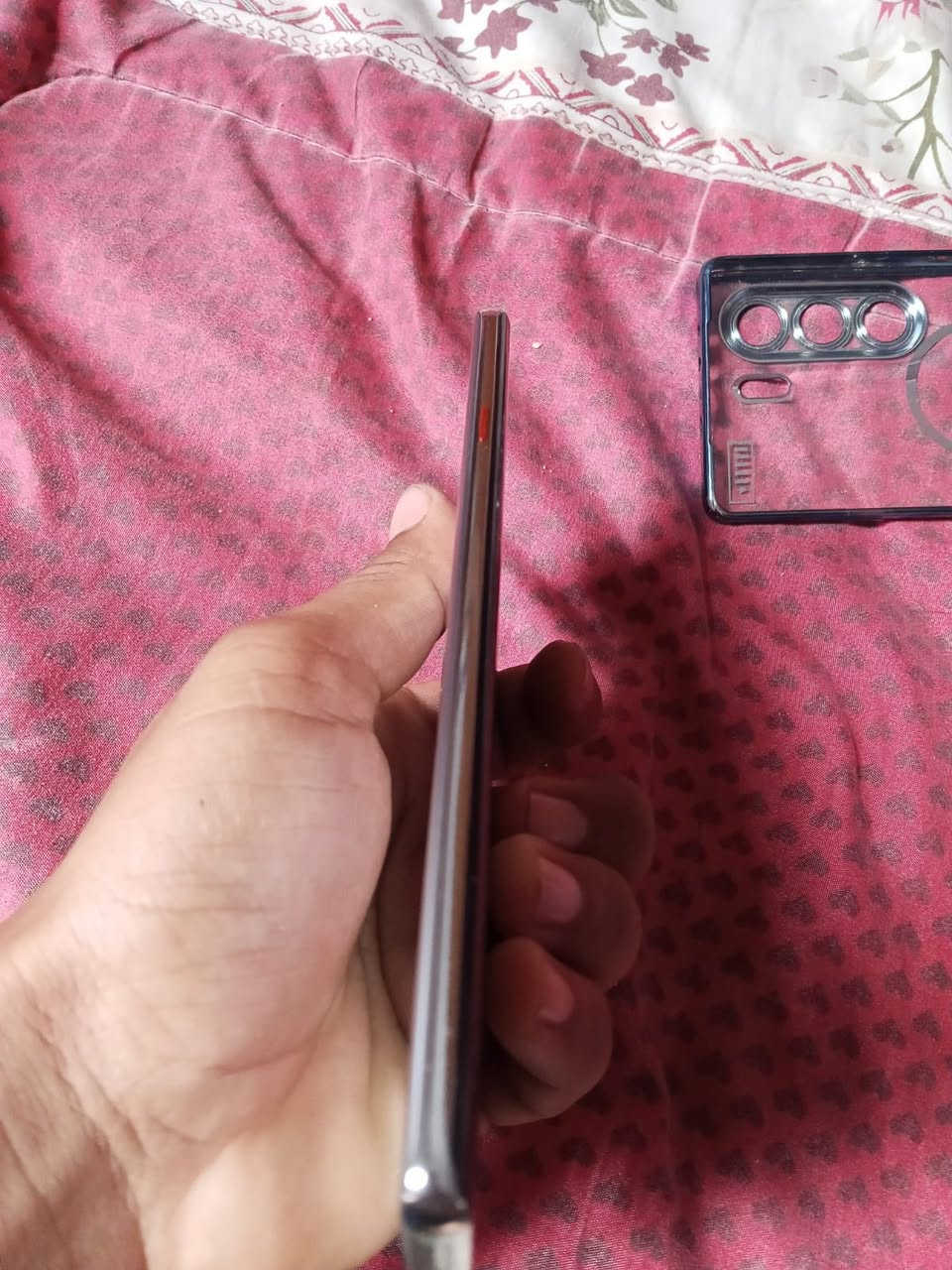 السلام عليكم جهاز تكنو كومون 40 برو فايف جي للبيع لونه مميز البرونزي يعني الفخامه ذاكره ٢٥٦ عشوائيه ١٢+٦ الجهاز ١٢٠ فريم مفول بل ألعاب بطاريته ٥٢٠٠ تمشيك اكثر من يومين الجهاز يدعم ذكاء استطلعي بنسبه ١٠٠/١٠٠ الجهاز فقط دكمه الخارجيه التنصي واكعه سعرهه ألفين دينار كاميراته يخبلن للتواصل عالخاص او علا هاذه الرقم ***********
