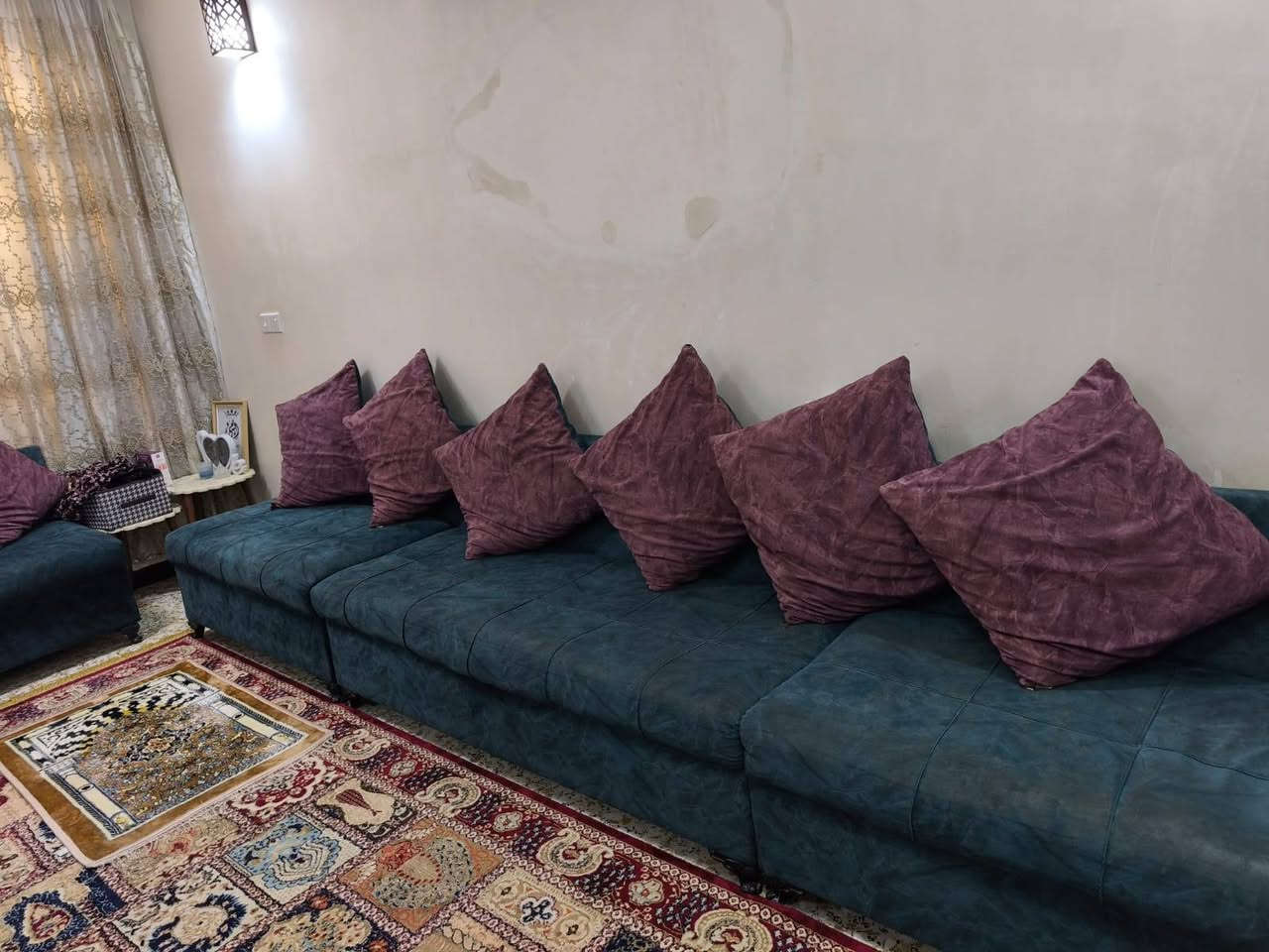 ديوان عشر مقاعد نظيف بس قنفه وحدة يرادلها دوشمه مع زاوية بسعر250 الي يحب يتصل ع الرقم *********** يوجد وات ساب
