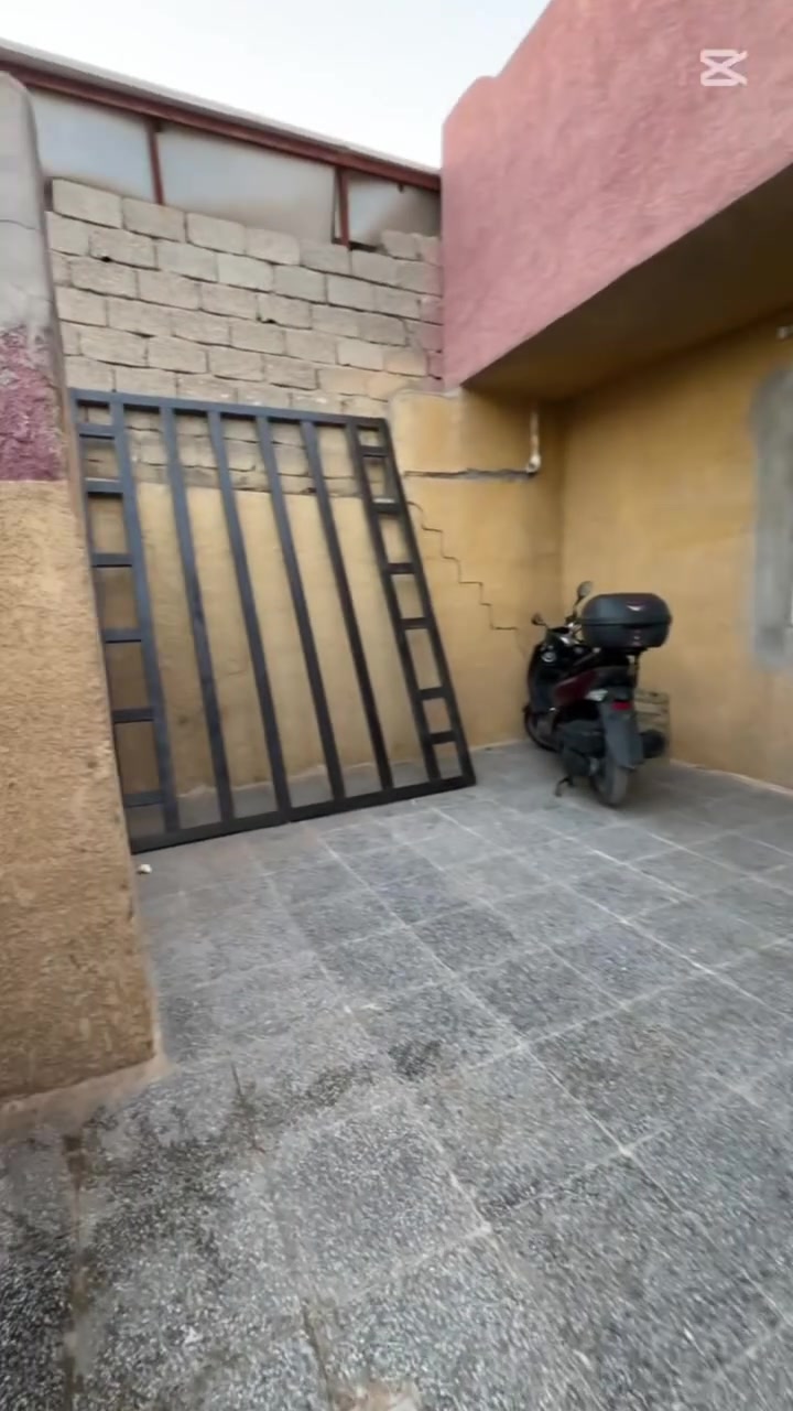السلام عليكم 
بيت للبيع مساحة ٢٢٠ مربع - طابق ونص 
بناء بلوك - رفت والسقف صب 

العنوان : بغداد الرصافة البلديات 
منطقة حي الزهراء الـ ١٥٠ شارع معمل الجگاير 
قبل محطة الإبتسام بفرع كلش قريب عالشارع العام
المربع الأول بالمنطقة 

خدمات : ماء صافي وخابط - الصرف الصحي 
وطنية 

باقي بس التبليط والرصيف الجهد الخدمي 
الحكومي جاي يشتغل بالمنطقة 

السعر ٩٥ وبي مجال 

للتواصل : ‭ ***********‬
