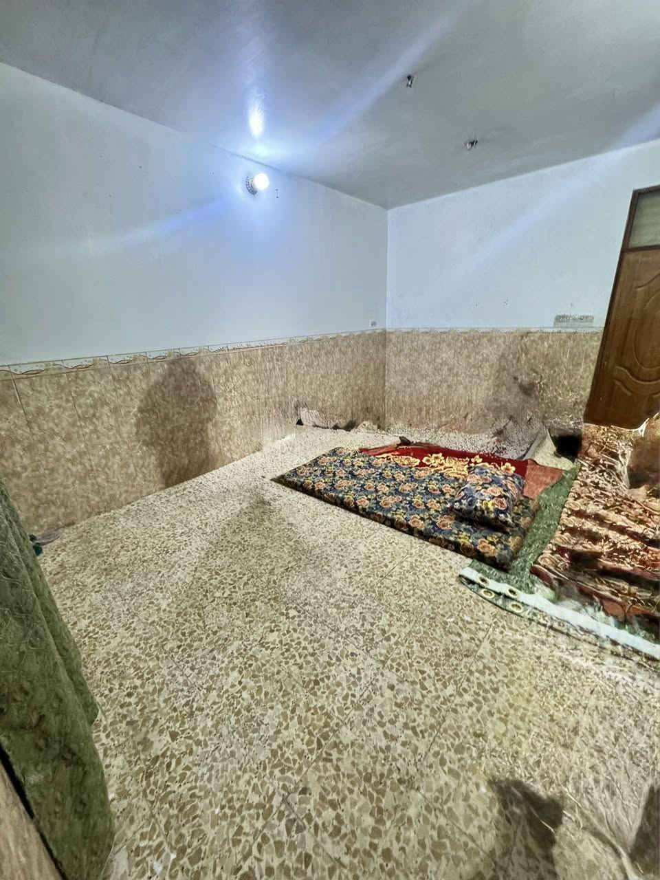 🔸 دار #للايجار طابق واحد✅
50متر بناء نضيف مرتب 🔑كامل مكمل

🔸الطابق ارضي معزول يحتوي عن كراج واستقبال كبيره
ومطبخ وصحيات فقط  
#والجدران الضاهري بالمطبخ راح يتغلف ديكور ثانوي 

🔸موقع ممتاز📍الشعب مقابيل مطعم حجي عادل
( شارع عريض )
 
🔸السعر الايجار : نهايته 250الف قفل رجاءا بلا احراج

🔸مع الدار #محتويات تبقى بالدار للستخدام وللستفاده  ماطور ماء +سخان + تانكي + واير سحب وجوزه كاملات مع واير انترنيت +محتويات وكهربائيات الدار 
#ملاحضه التاكد من قراء المنشور قبل لاتتصل وتتعنه  هل يناسبك او ميناسبك كافا التفاصيل مذكوره واضحه مع الصور تحياتي للجميع

معروض بمكتب ابو علي الدراجي للعقار 🏛️
الشعب-نهايت شارع الصحه-مقابيل كرزات ركن الصحه 
*********** 📞
*********** 📞 
 *********** 📞
