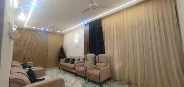 بيت للبيع مساحته ٧٧ متر واجهة ٧ والنزال ١١ 
الارضي استقبال ٧×٣ 
وحمامين خارجي وداخلي 
وهول+ مطبخ
بالطابق الثاني غرفتين نوم كبيره (الغرفتين تحتوي على بالكونات) خدمات ماء كهرباء مجاري تبليط 
الموقع الغزالية شارع المركز خلف سوك الجنابي
للاستفسار :مكتب المشجر للعقار بداية شارع المشجر مقابيل محطة
(***********)
(***********)
(***********)
