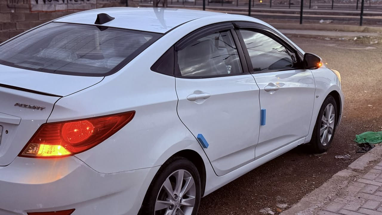 اكسنت خليجي ٢٠١٣ الشركه العامه
محرك دوش ١٦٠٠ سياره نظيفه وجديده  صدر وتخم تاير وتبريد السياره بيها صبغ الهلال الخلفي جوه قبغ البانزين فقط
السعر ١٠٧ بيها مجال بسيط
رقمها بغداد بسمي في حي الاعلام
***********
