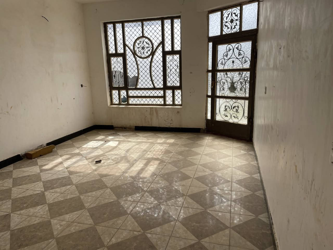 السلام عليكم بيت طابقين زراعي سند 25 للبيع المساحه 625 متر مساحة البناء 200 متر الطابق الارضي استقبال ومطبخ وغرفة وصحيات وحولي كبير الطابق الثاني غرفتين
 التاجي خلف منشاة نصر 
السعر تواصل على رقم الهاتف ***********
***********
