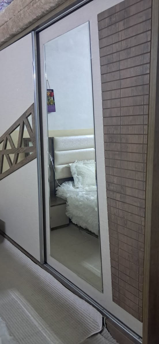 غرفة نوم للبيع
5 قطع مع دوشك (مرتبة) بحالة جيدة.
السعر: 300 ألف دينار فقط.
المكان: مسيرك.
للمهتمين يرجى التواصل على الخاص.
واتس اب  : ***********
