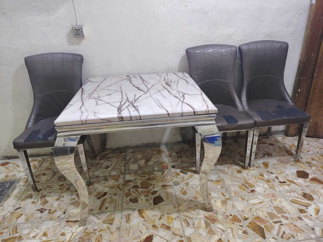 السلام عليكم للبيع ميز طعام مرمر معا  4كراسي نضيفه السعر 125 الاستفسار ***********
