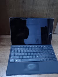 لابتوب surfece الرام 8 الذاكره 256 يوجد فيه مكان سيم كرت  هوه لابتوب و...