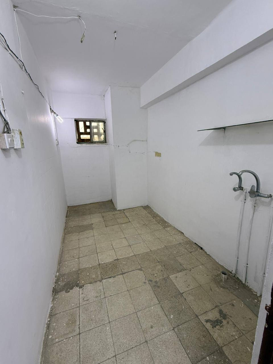 شقه للايجار في حي المعمل قرب الملعب غرفتين نوم واستقبال ومطبخ وحمام وصحيات ومخزن *********** 
سعر الايجار 200 الف
