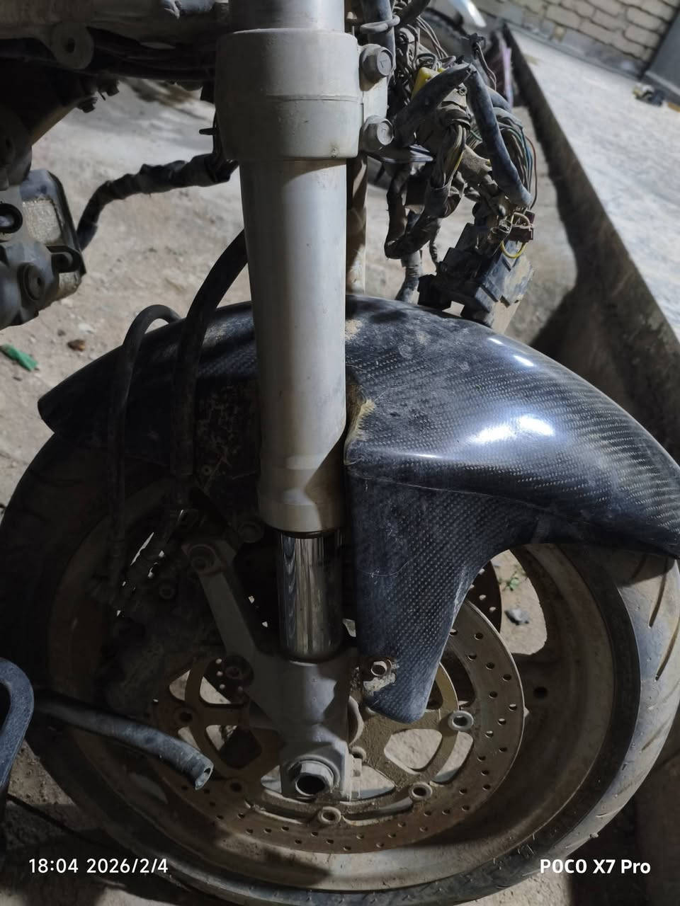 السلام عليكم شباب دراجه سازوكي  1000 سيسي  موديل 2006  أوراق أصولي الدراجه متروكه سنه وكلها تراب العطل الوحيد إلبها الكور المجرا مال ألمي مكسور ولكسره مالته موجوده غراضها موجوده بس مفصخه  شباب اليريد  تفصيخ موجود محرك …شاصي تايرات  الشاصي أوراق أصولي  الدراجه نضيفه بس مليانه تراب  الاتصال ***********
