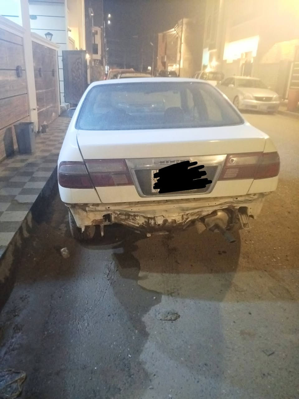 السلام عليكم عندي سياره نيسان سني ياباني موديل 2000 سيارة بسمي 
رقم انكليزي بغداد سنويه جديدة 
سيارة كير ومحرك جديدات 
ادامه كامله لمنظومة الاحتراق 
باتري جديد 
سيارة نشطة حيل 
حدادية زينه 
تحويل ثاني يوم 
يعني سيارة كير ومحرك جديدات 
نواقص السيارة هي 
دعاميه خلفيه 
تبريد الكمبريسر عاطل
مشط استيرن يرادله تبديل 
تايرات تعبانات 
غرفته يرادله تلبيسه مال كشنات 
الاشاير يمكن افيوز طاك 
واليدة مال الماسحات مكسورة واني مرهمه وتشتغل الماسحات يعني بس يدة يراد
واكون طخة خفيفة بالباب موضحة بالصورة
رايده 37 ورقة واخر كلام 34 ورقة قفل 
مكان السيارة بغداد الدورة حي دجله 
رقم الهاتف ***********
يوجد واتساب
