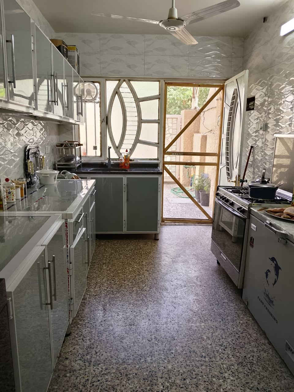بيت 100 متر للبيع 🏠

الواجهه 7 متر 
نزال 14 متر 

بناء نضيف جداا💥

يحتوي على مدخلين واستقبال ومطبخ وهول داخلي صغير وصحيات 
وغرفه نوم طابق الارضي 
والطابق الثاني غرفه نوم وصحيات 

العنوان :: حي الجهاد الاساتذه :: خلف الاربع شوارع منطقه هادئه وكامله خدمات 

السعر والاستفسار الاتصال *********** 📞📞🏠مكتب الشهم للعقار ✨
