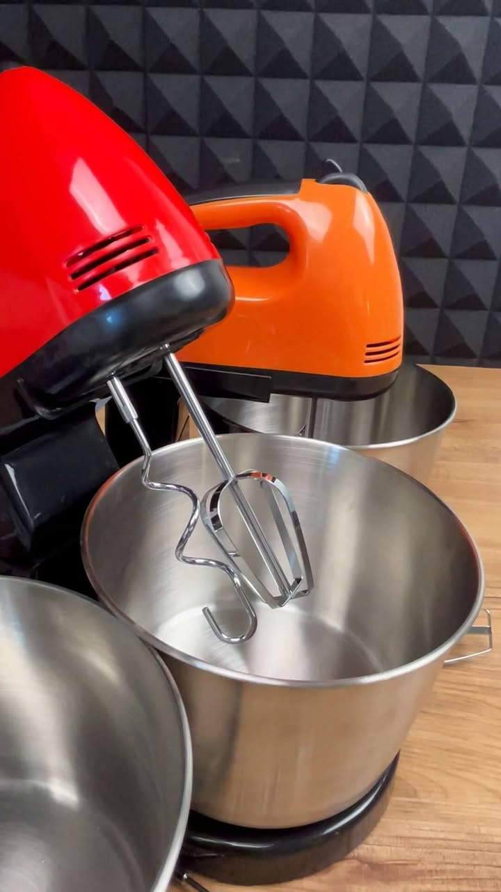 خلاط و عجانة من راف
الاستخدامات:

خفق البيض والكريمة والعصائر.

عجن العجائن الخفيفة مثل عجينة الكيك أو البيتزا.

تحضير الحلويات والمخبوزات المنزلية بسهولة.

مثالي للاستخدام اليومي في المطبخ بفضل تصميمه الثابت.

المميزات:

قوة عالية: محرك بقدرة 270 واط لخلط سريع وفعّال.

تحكم دقيق: 7 سرعات مختلفة تناسب كافة أنواع التحضير.

تصميم عملي: يحتوي على وعاء ستانلس ستيل بسعة 2 لتر مقاوم للصدأ.

خلاط يدوي ثابت: يمكن فصله واستخدامه بشكل يدوي حسب الحاجة.

رؤوس متعددة: مزود بـ 2 خفاقات + 2 خطافات للعجن.

زر إخراج سهل: لإزالة الملحقات بسرعة وأمان.

تشغيل آمن: مفتاح تشغيلإيقاف لتحكم كامل.

سهولة التنظيف: جميع القطع قابلة للفصل والتنظيف اليدوي.

محتويات الصندوق:

خلاط يدوي RAF R.6637W.

قاعدة تثبيت للخلاط.

وعاء ستانلس ستيل بسعة 2.0 لتر.

2 خفاقات (Beaters).

2 خطافات للعجن (Dough hooks).

دليل الاستخدام بعدة لغات.

ملاحظات:

الطاقة: 270 واط.

الجهد الكهربائي: 220-240 فولت ~ 5060 هرتز.

أبعاد الغلاف: 28 × 18 × 18 سم.

طول السلك: 90 سم.

متوفر بعدة ألوان مثل الأحمر والبرتقالي.

مناسب للمطابخ الصغيرة بفضل حجمه العملي.
السعر 21 الف والتوصيل داخل بغداد 3 الاف دينار وللمحافضات 5 الاف دينار


**إذا كنت صاحب هذا الإعلان وتريد حذفه لأي سبب، رجاءا أرسل رسالة إلى الدعم الفني**