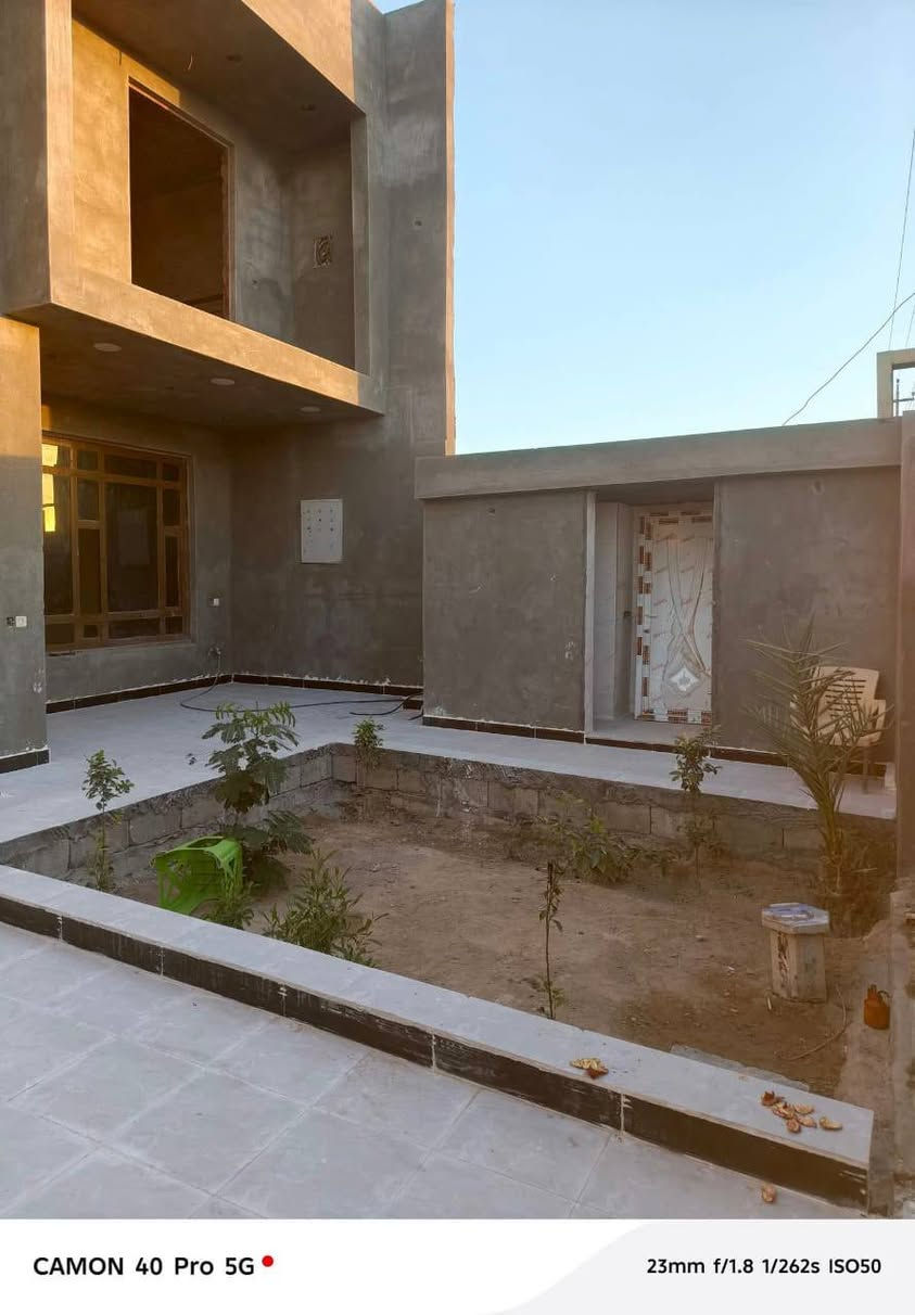 السلام عليكم. بيت ست غرف طابقين وديوانيه ومطبخ شارع مية متر المساحه ٣١٠ متر  قابل للزياده الأن الشارع عريض وامامه ترك . للاستفسار *********** اسيا. ***********
