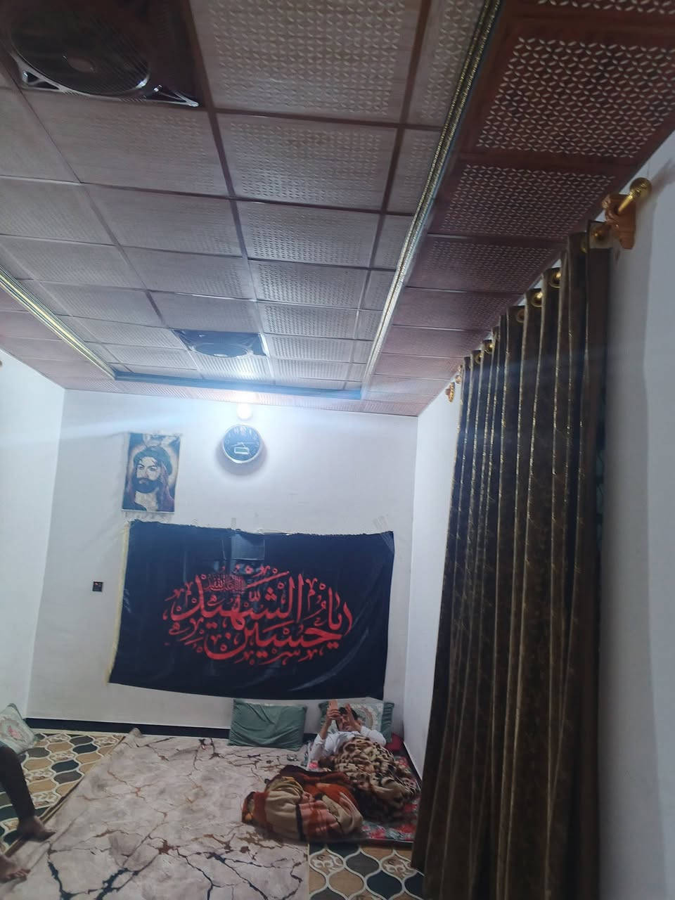 سلام عليكم بيت 100  متر للبيع  سعر مناسب شارع كربله عمود 183 جه ياحسين صوب المواكب،
***********
