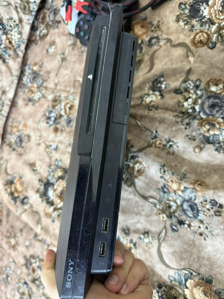 بلي 3 نظيف
مع جوستك العدد 2
مع كيبل HDMI
بالاضافة للالعاب بيس 24 و 18
وفيفا 20 + call of duty + batell file+ fry care وعده العاب
السعر 70 وبي مجال
للعلم والاطلاع صوت المروحه عالي جداً
للتواصل ***********
