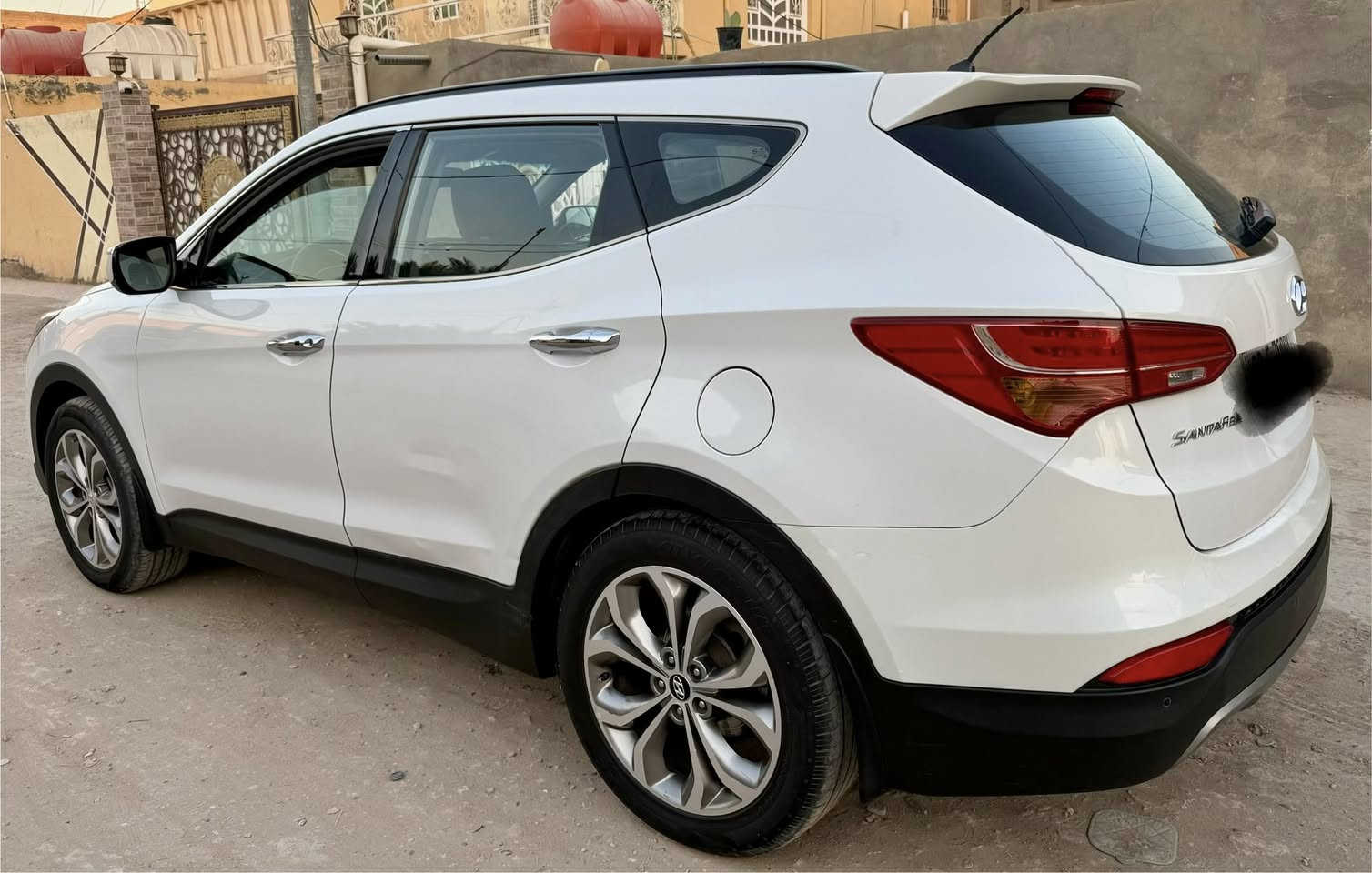 السلام عليكم 
سيارة سنتافي موديل 2014 لون ابيض خليجي 4 سلندر مكينه 2400 دوش  7 راكب رقم اربيل بأسمي رقم انكليزي فحص جديد وهزه جديده 2030 السيارة كفالة من الضربه والفتح والصبغ كفاله عامة ما عدا بارد قليل جاملغ الامامي جهة العبري وبارد باب خلف السائق قليل كلش بعدة على وضعه السيارة جديده ماشيه 129 الف شرط دك جرس 
فول مواصفات 1/1كويتي أعلى فئه 
سقف بنوراما فتحه سقف 
تشغيل بصمة
كشن كهرباء 
3 وضعيات قيادة 
لايت زنون ولد لايت وكشاف لايت 
مري شفط واشاره بالمري 
يدة نيكل 
كشن جلد جوزي
تبريد 3 قطع
ويل كروم فراشه 19
زراك لايت 
هند بريك دكمه 
اوتو هولد 
تحكم 4 جهات 
نظام ايكو 
كامرة وحساس خلفي
مانع انزلاق 
نزول منحدرات 
تخم تاير 
منضومه بانزين جديده 
مكينه وكير على الشرط 
تحويل بأسم المشتري 
السعر 168 بيه مجال قليل غير متواجد على الفيس
***********
العنوان الديوانية المركز
