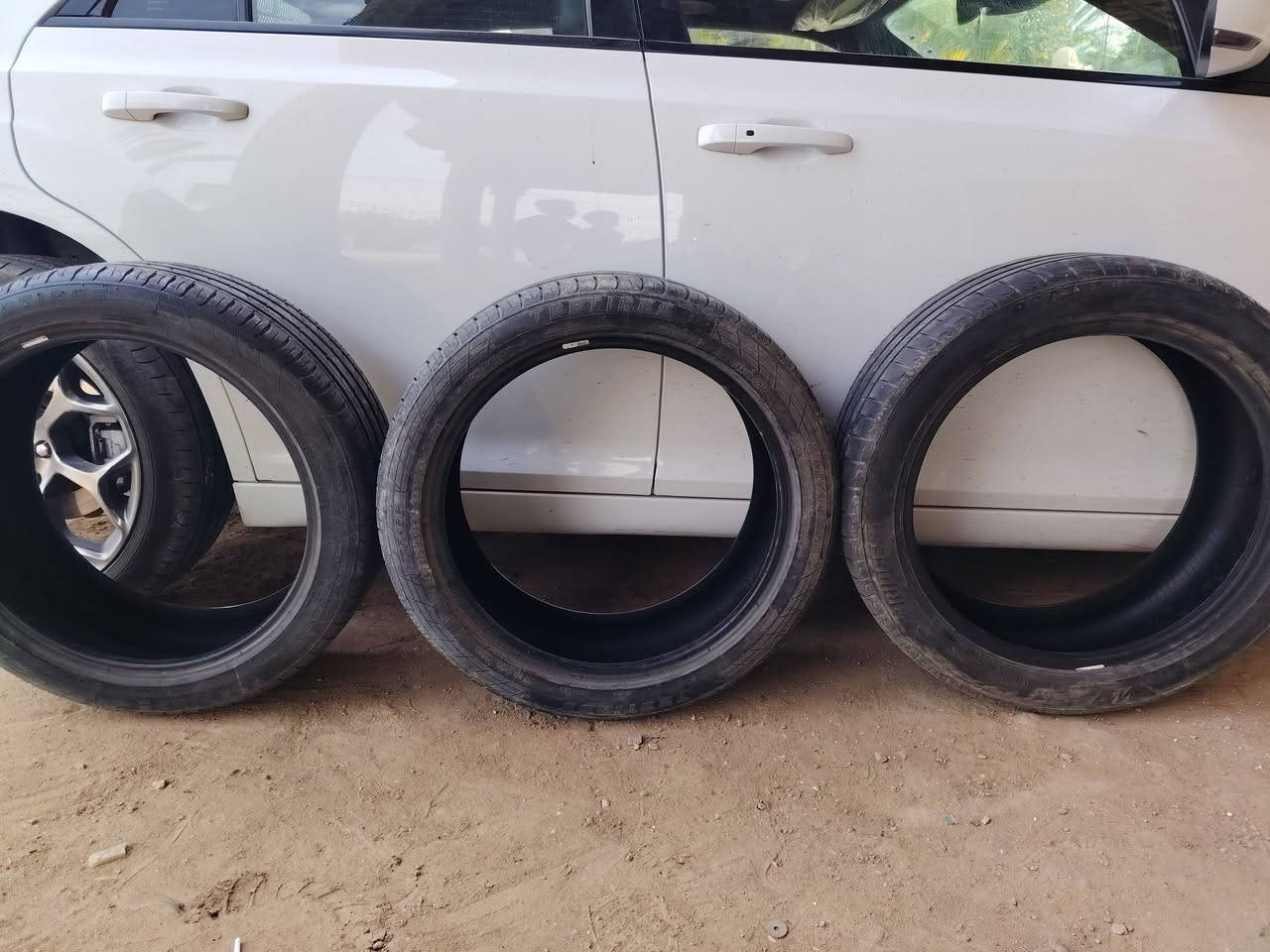 اطارات عدد 3 زوج تايلندي المنشأ او أطار برجستون ياباني قياس 45/245R السعر 100الف
***********
