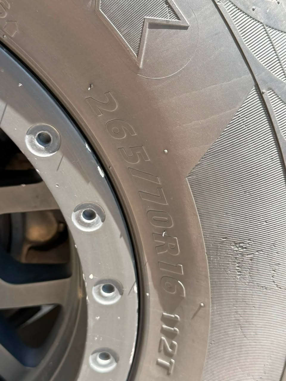 عندي الويل كب هذا الاسود البصوره ماركه mt اصلي عدد 5 جواهن تايرات نص عمر . 
اريد مراوس بأصلي نفس الرصاصي المشدود ع السمنتيه


**إذا كنت صاحب هذا الإعلان وتريد حذفه لأي سبب، رجاءا أرسل رسالة إلى الدعم الفني**
