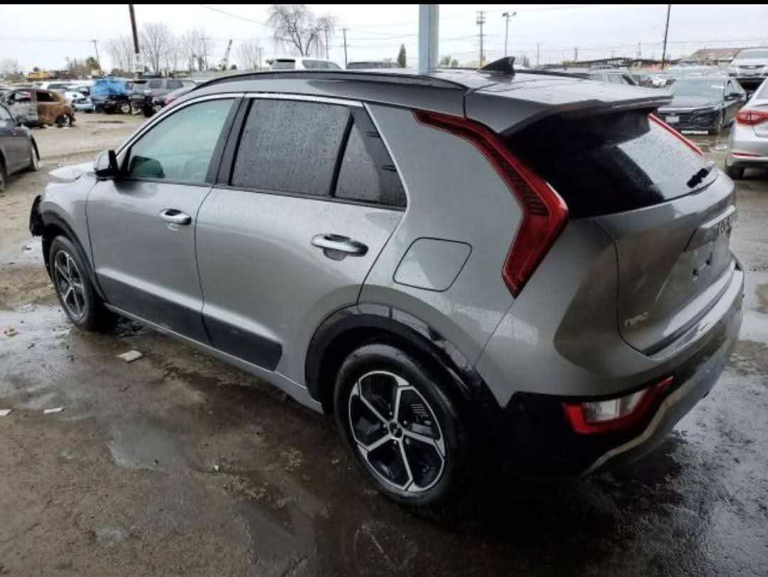 السلام عليكم  كيا نيرو هايبرد موديل 2024للبيع فول مواصفاتsx
مواصفات السياره 
الحادث كما موضح بالصوره تبديل دعاميه فقط البنيد نفسه مامبدل 
ايرباك ستيرن فقط 
السياره تشغيل عن بعد 
تدفئه تبريد كشنات +تدفئه مقود
جنطه كهرباء 
حساسات 360
رادا امامي 
خزن وضعيه المقعد 
السياره ماشيه 27الف ميل 
مرب قلاب مع الR
نقطه عمياء 
تبريد قطعتين 
بصمتين +كارت تشغيل مثل الماستر
مثبت سرعه 
نظامين قياده ecoو sport
مري شفط 
فتحه بالسقف 
محرك 1600سمارت ستريم ارقى محرك 
اعلى مواصفات بالنيرو هاي  
مكان السياره بغداد الدورة
الاستفسار الاتصال
***********
