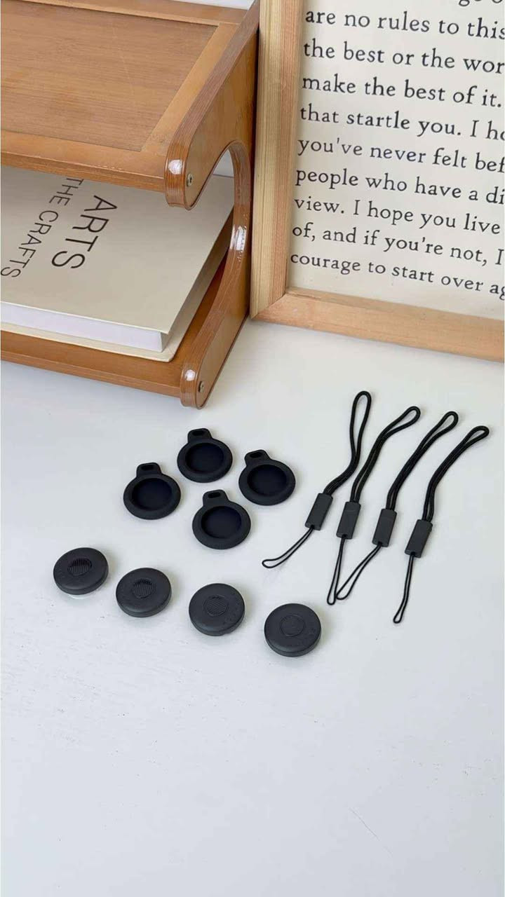 جهاز تتبّع ذكي (4 قطع)

السعر 35 الف فقط 🔥 

تعقّب المفاتيح، الحقائب، المحافظ، السيارات، الدراجات وحتى عربات الأطفال.

إصدار تنبيه صوتي لتحديد موقع الغرض المفقود ضمن مدى البلوتوث.

البحث العالمي عبر تطبيق Apple Find My للعثور على الأغراض المفقودة في أي مكان.

مناسب للسفر والاستخدام اليومي لتفادي فقدان الأغراض المهمة.

المميزات:

يعمل مباشرة مع تطبيق Apple Find My دون الحاجة إلى تطبيق إضافي.

بطارية قابلة للاستبدال (CR2032) تدوم حتى سنة كاملة.

تصميم صغير وخفيف (وزن 8 غرام فقط).

مدى بلوتوث فعال حتى 20 متر مع خاصية إصدار صوت للتحديد السريع.

يأتي مع أغطية سيليكون وحلقات تعليق لتثبيت الجهاز بسهولة على أي غرض.

محتويات الصندوق:

4 أجهزة تتبّع ذكية.

4 أغطية سيليكون واقية.

4 حلقات تعليق (Lanyards).

دليل استخدام متعدد اللغات.

طريقة الربط:

1. تأكد من أن جهازك (iPhone أو iPad) يعمل بنظام iOS  iPadOS الإصدار 14.5 أو أحدث.
2. افتح تطبيق Find My المثبّت مسبقًا على جهازك.
3. ضع جهاز التتبّع بالقرب من الآيفون، ثم اضغط على زر التشغيل في الجهاز.
4. سيصدر الجهاز صوتًا قصيرًا للدلالة على التشغيل.
5. على شاشة الآيفون، اختر "إضافة عنصر جديد" (Add Item) ثم اضغط متابعة.
6. عيّن اسمًا للجهاز واختر "تم" (Finish) ليصبح الجهاز جاهزًا للاستخدام.

الملاحظات:

البطارية CR2032 قابلة للاستبدال عند انتهاء عمرها.

في حالة عدم ظهور الجهاز في التطبيق، يمكن عمل إعادة ضبط (Reset) بالضغط على زر التشغيل 5 ثوانٍ حتى تسمع نغمة مزدوجة.

الغلاف الخارجي مصنوع من مادة ABS المتينة.

أبعاد الغلاف:

الطول: 10 سم

العرض: 14 سم

الارتفاع: 3 سم

لا يمكن توصيل المنتج الى كردستان العراق بغداد, العراق


**إذا كنت صاحب هذا الإعلان وتريد حذفه لأي سبب، رجاءا أرسل رسالة إلى الدعم الفني**