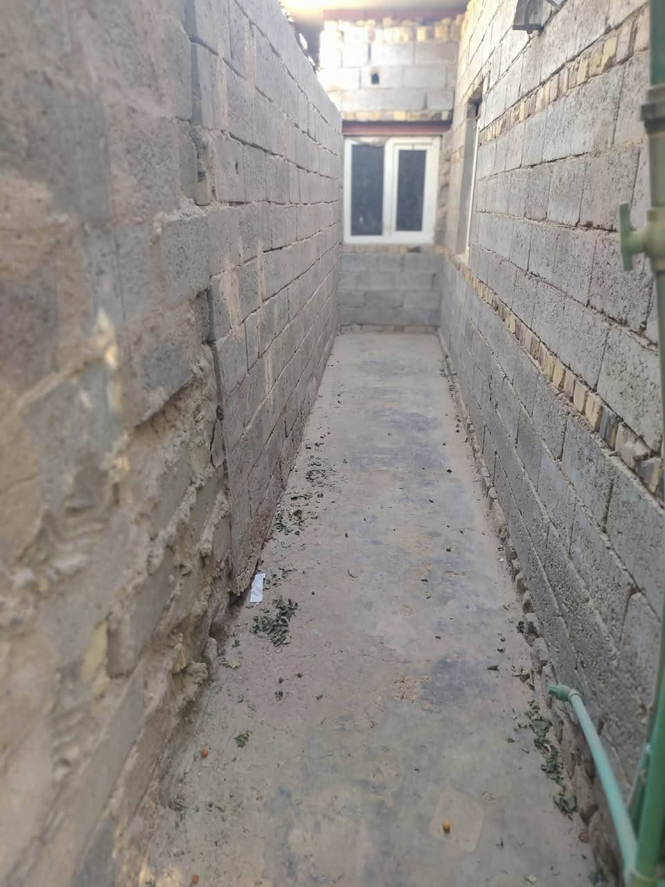 السلام عليكم ورحمة الله وبركاتة 
بيت تجاوز للبيع مساحة 200متر يحتوي على براني 4×6 وصالة 5×7وغرفتين نوم 4×3 ومطبخ 3×2 وصحيات داخلية وخارجية وكذلك يحتوي على مناور عدد 2 البيت جاهز من كلشي كهرباء مولدة عنوانه بالديوانية حي العسكري الصدر الثالث خلف المركز الصحي
سعر 10ملايين وبيه مجال 
الرقم ***********
