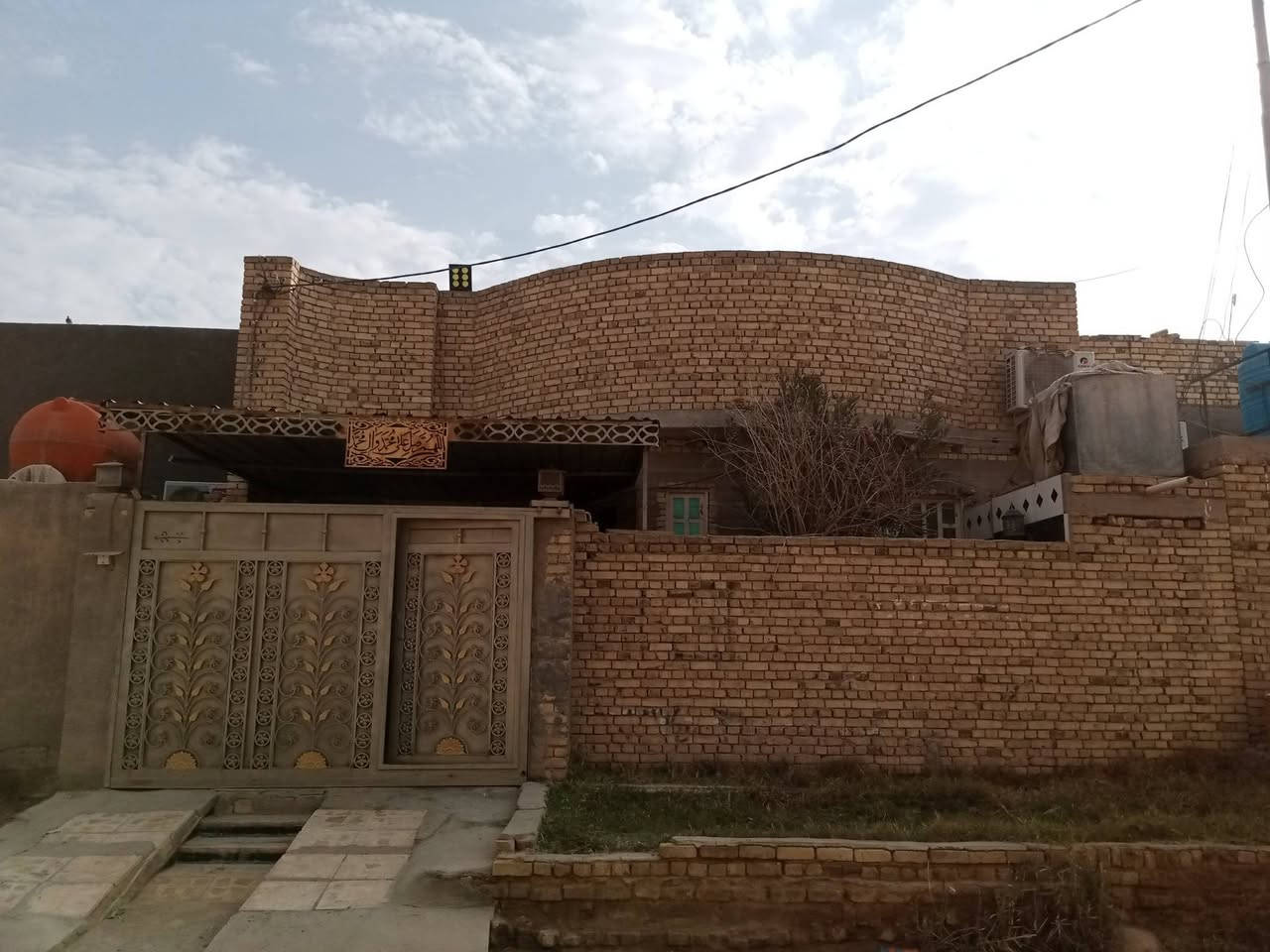 السلام عليكم
اعـيد النشـر بسبب الـضروف 
دار للبيع طابو صرف  المكان حي الامام الرضا شارع طالب سعود
مساحه ٢٠٠ متر يتكون من طابقين 
الطابق الاول صب كونكريت
استقبال+.صاله.+غرفه+ مطبخ حار + مطبخ بارد . مجمع صحيات داخلي وخارجي . 
الطابق الثاني عكاده 
صاله + غرفتين 
السعر خاص  اتصال ع الرقم مستـعجل على بيعته
***********
