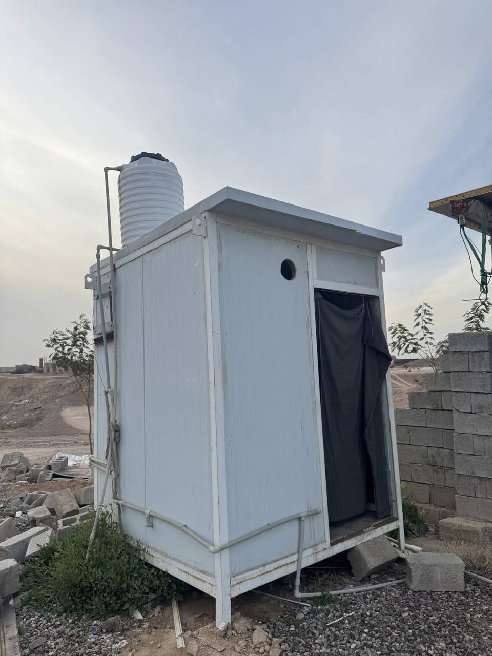 السلام عليكم كرفان مع حمام جاهز للبيع  مساحة الكرفان 3*12 مقسم من الداخل الى مطبخ وصاله وغرفه … المكان تكريت القادسية
للاستفسار :***********
