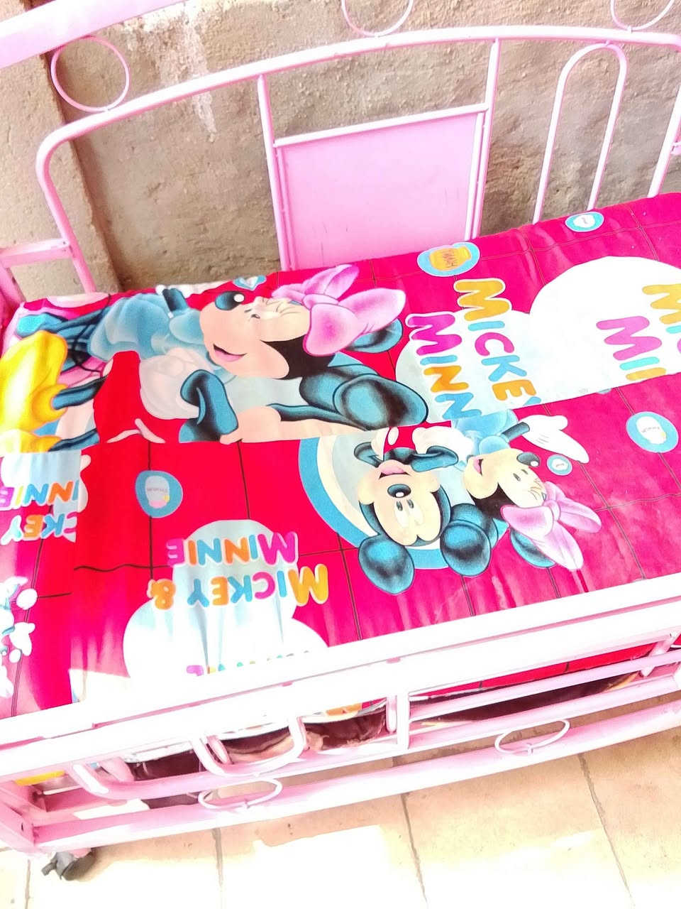 سرير طفل مستعمل مع الفراش وكومديات عدد 2 للبيع بسعر 25 ألف المكان بغداد للاستفسار الاتصال على الرقم *********** غير متواجد على الفيس بغداد, العراق
