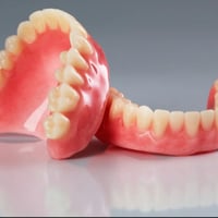 مجانا ..منو يريديسوي طقم اسنان متحركة هو او احد اقربائه بلاش ومجانا ال...