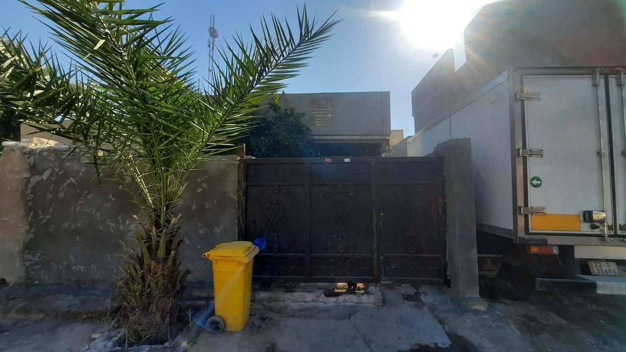 دار للبيع طابو صرف   #بالتاجي حي الحسن العسكري قرب جامع الامام المهدي  مساحته
١٥٠ متر للبيع  بي ثلاث غرف نوم  وهول واستقبال وصاله كبيرة بيها خدمات ومنور وترك في نهاية البيت 
كاشي وسيراميك
بناء حديث سعر ١٣٠ مليون وبي مجال
*********** رقم صاحب العقار مكلف بالنشر
