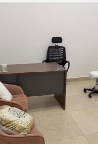 ميز مكتبي • كرسي مكتبي • سدية حقن