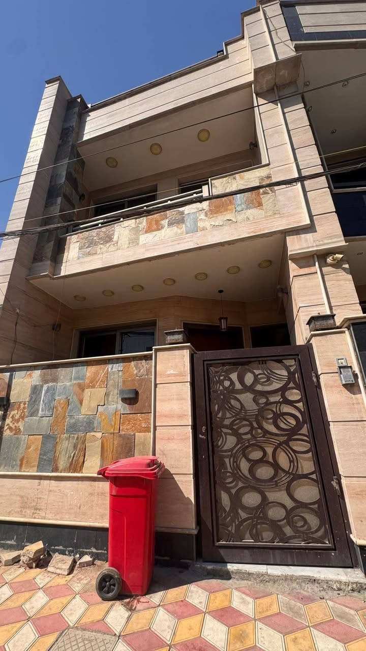 🏡 بيت للبيع في بغداد – حي الإدريسي / شارع فلسطين
📍 العنوان: بغداد، شارع فلسطين، حي الإدريسي، محلة 505، زقاق 77.

📐 المساحة: 100 متر مربع.

📏 الواجهة: 5 متر
📏 النزال: 20 متر

🏠 مواصفات العقار:
• يتكون البيت من 3 طوابق.

🔹 الطابق الأول:
• ممر مطل على الهول الحولي.
• غرفة استقبال.
• هول.
• حمام كبير.
• مطبخ.
• ترك.
• منور.

🔹 الطابق الثاني:
• غرفتان.
• حمام.

🔹 الطابق الثالث:
• غرفة.
• حمام.
• سطح.

✅ موقع مميز وقريب من جميع الخدمات.

📞 للاستفسار والتواصل:
***********
