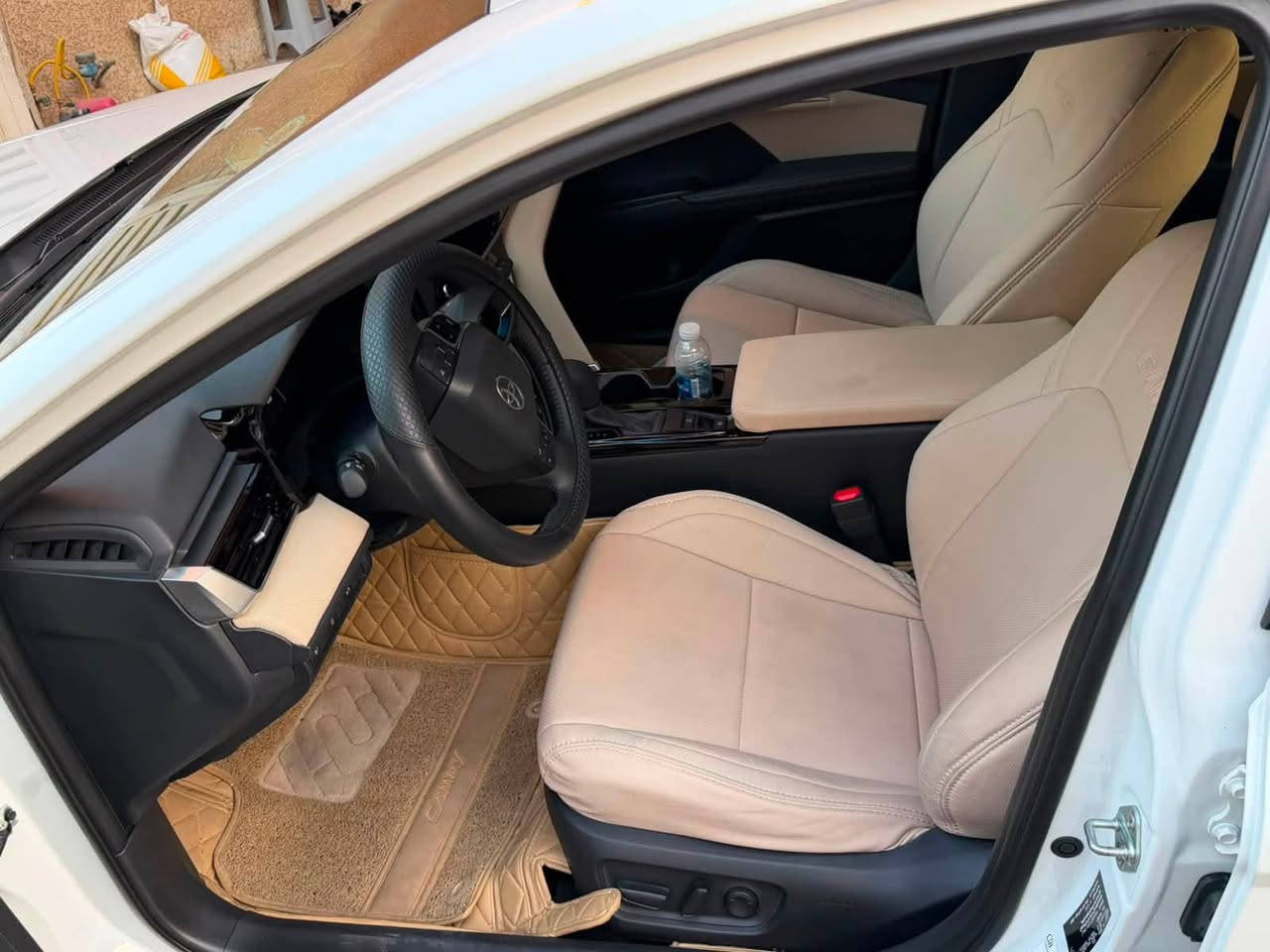 كامري موديل ٢٠٢٥
السيارة زيرو ماشية ٣٠٠٠ وكالة ساز مكفولة 
السيارة فول 
داخل بيجي 
كرسي كهرباء 
شحن لاسلكي
مغلفها جلد 
حساسات 
كار بلي 
السيارة مكفولة من الشخط 
السعر ٤٣ مليون وبيها مجال للشراي 
مكان السيارة الغزالية شارع البدالة
للاستفسار 
***********

