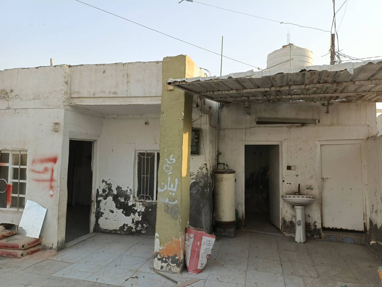 بيت للبيع يم المدرسه وقف الشيعي يتكون البيت غرفه صاله ومطبخ مجمع صحيات الشارع التبليط المساحه 220 والسعر خاص ***********
