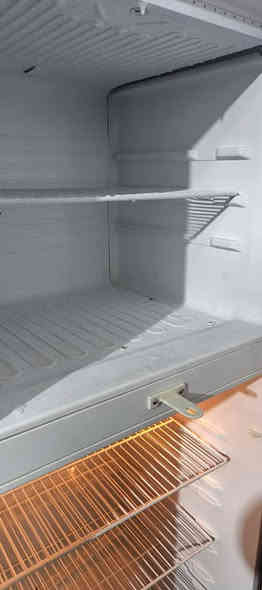 ثلاجة جديده لبيع استعمال قليل  السعر 300 اتصل *********** المكان كربلاء طوريج
