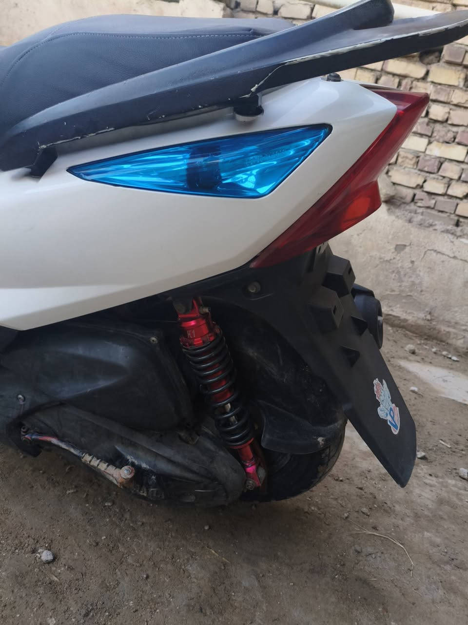 السلام عليكم ماكس ثعلب 140
الدراجه كفاله عامه مكينه خرسه ولا صوت تزويدها يدات ريك وبانزين ودبل خلفي كشنها  جديد دبل امامي قبل اسبوع شديته مرايات بيها جدد كلشي جاهز بيها يعني تاخذها وتنساها كلشي ما تتفع عليها بس بانزين سعرها750وبي مجال للتواصل ***********
