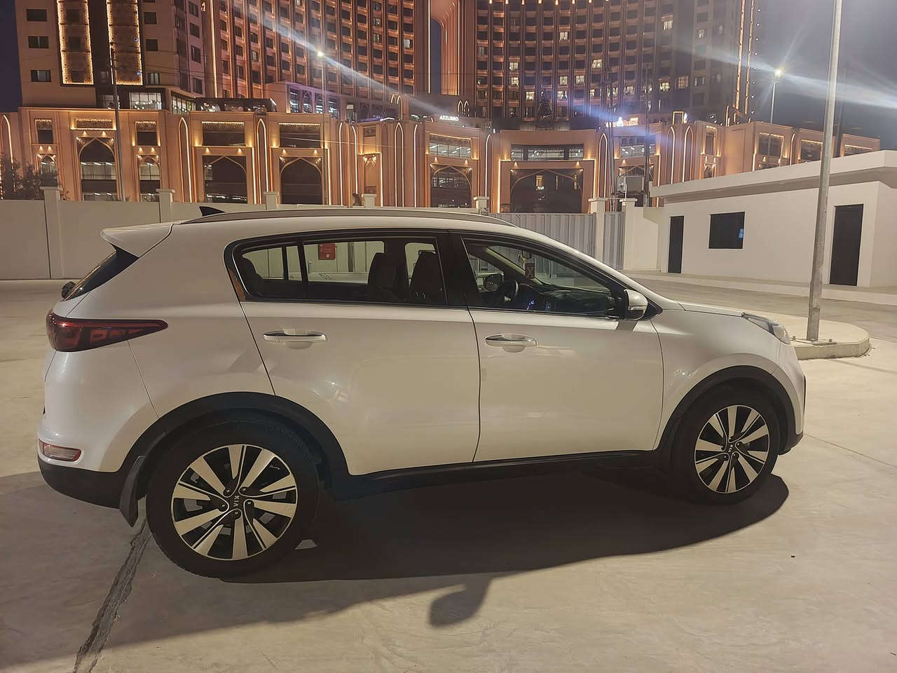 السلام عليكم
سبورتج ٢٠١٧ابيض خليجي
مواصفات عاديه مري شفط
كامره حساسات خلفيه 
تبريد قطعتين
ماشيه ١٦٦ قابله لزياده
السياره كشرها مكفول عده بارد قليل 
محرك ٢٠٠٠ دوش (مفتوح )
عليها ادامه كامله مجاول ونوزلات وفيت بم
السعر ١٧٥وبيها مجال  حك الجيه
هاتف ***********
