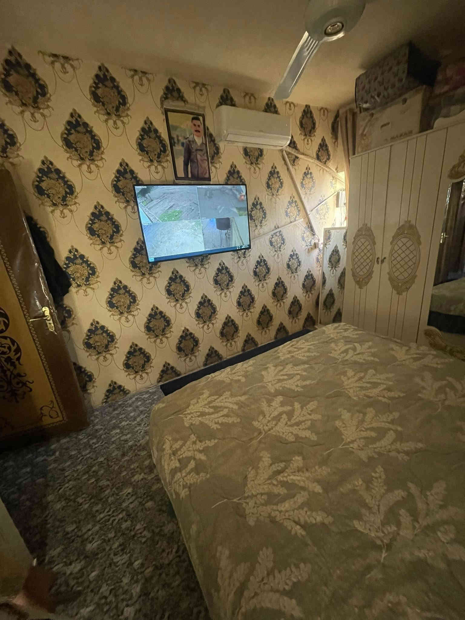 لسلام عليكم للبيع شقة طابو صرف (موقع مميز )جدا تعتبر بيت سند مستقل المساحه ١٠٢ م الشقه مترممه حديث ماء مجاري كهربائيات كله حديث تحويرات ارضيه بورسلين غرفتين نوم وستقبال  ومطبخ وصحيات كله درجه اولى 
بيها كراج كلش جبير وبيها  سندويج راح ينشال 
وذا المشتري يحب يشتري يستثمر ياجر المشتمل السندويج وذا يحب يسوي مكانه حديقه عنوان ابوغريب مجمع عمارات الالبان رقم عماره١٤ 
استفسار هاتف***********
