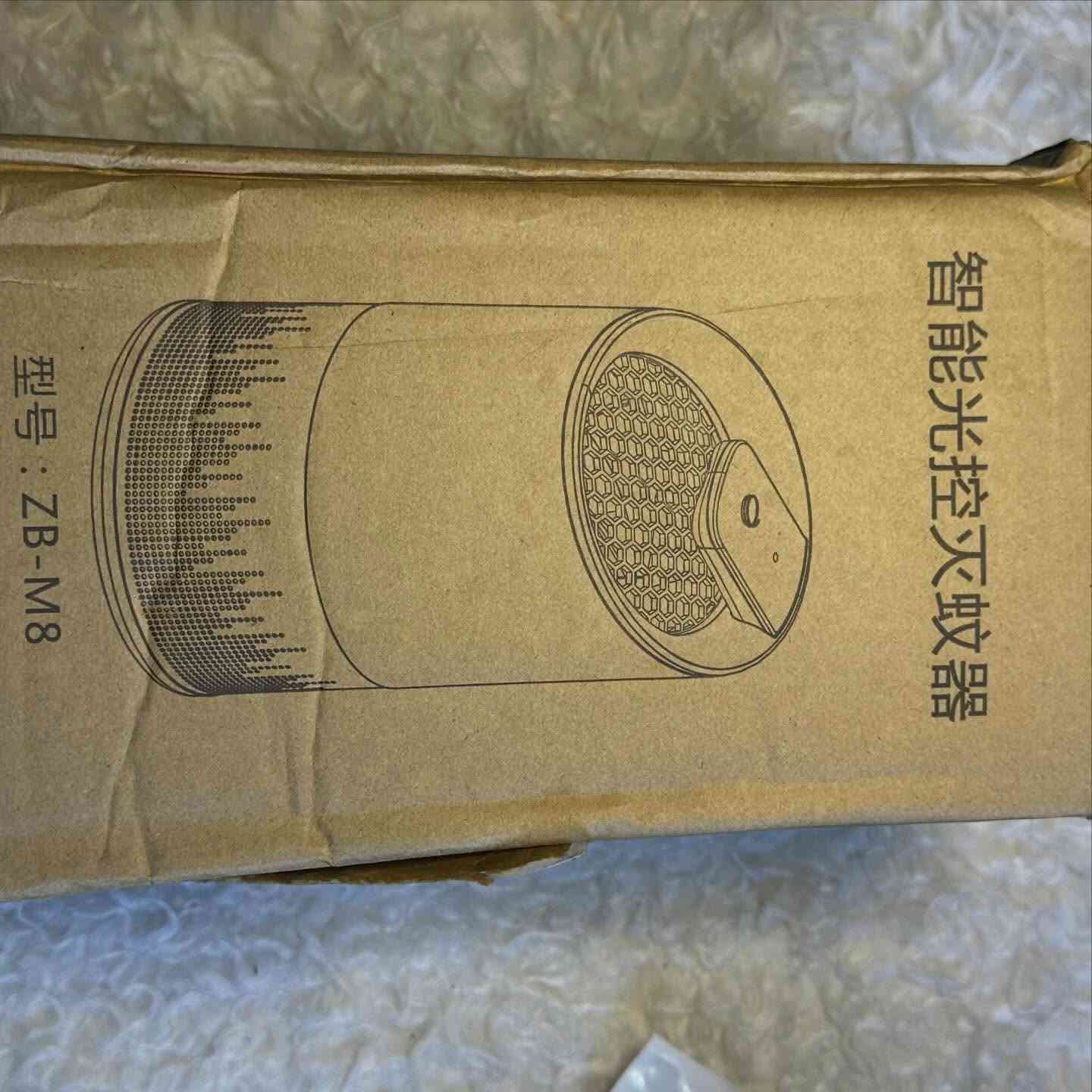 هذا الصندوق يحتوي على جهاز ذكي لامتصاص وناموس (صاعق ضوئي)، والموديل المكتوب عليه هو ZB-M8. بناءً على المعلومات الموضحة على العبوة باللغة الصينية، إليك أبرز مميزات هذا النوع من الأجهزة:
المميزات الرئيسية:
• التحكم الضوئي الذكي (Smart Light Control): يحتوي الجهاز على مستشعر للضوء، مما يتيح له العمل تلقائياً عند حلول الظلام والتوقف عند الفجر، مما يوفر الطاقة.
• جذب الناموس بالأشعة فوق البنفسجية: يستخدم إضاءة (UV) بتردد معين لجذب البعوض والحشرات الطائرة بفاعلية.
• نظام الشفط القوي: بمجرد اقتراب البعوض من الإضاءة، تقوم مروحة داخلية قوية بشفطه إلى داخل حاوية التجميع.
• القضاء الآمن (بدون سموم): يعتمد على التجفيف أو الصعق البسيط داخل الجهاز، مما يجعله آمناً للاستخدام في غرف النوم وبجوار الأطفال والحيوانات الأليفة لأنه لا ينبعث منه روائح كيميائية أو دخان.
• سهولة التنظيف: عادة ما تأتي هذه الموديلات بقاعدة قابلة للفك لفرغ الحشرات الميتة وتنظيفها بسهولة.
• تشغيل هادئ: مصمم ليعمل بمستوى ضجيج منخفض جداً حتى لا يزعج النوم.
نصيحة للحصول على أفضل النتائج:
1. المكان: ضعه في مكان مظلم وبعيداً عن مصادر الضوء الأخرى (مثل التلفاز أو المصابيح القوية) ليكون هو المصدر الوحيد للجذب.
2. الارتفاع: يفضل وضعه على ارتفاع حوالي متر من سطح الأرض.
3. التوقيت: يفضل تشغيله قبل النوم بساعتين مع إغلاق أنوار الغرفة لضمان اصطياد الحشرات الموجودة قبل دخولك للنوم.


**إذا كنت صاحب هذا الإعلان وتريد حذفه لأي سبب، رجاءا أرسل رسالة إلى الدعم الفني**