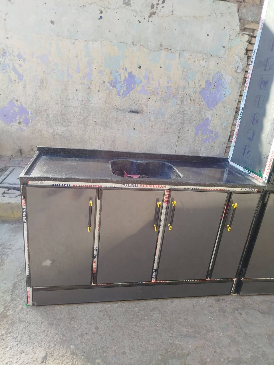 كاونتر مترين ونص تزكام 
وسنك مرمر متر ونص 
العنوان العزه القديمة 
***********
