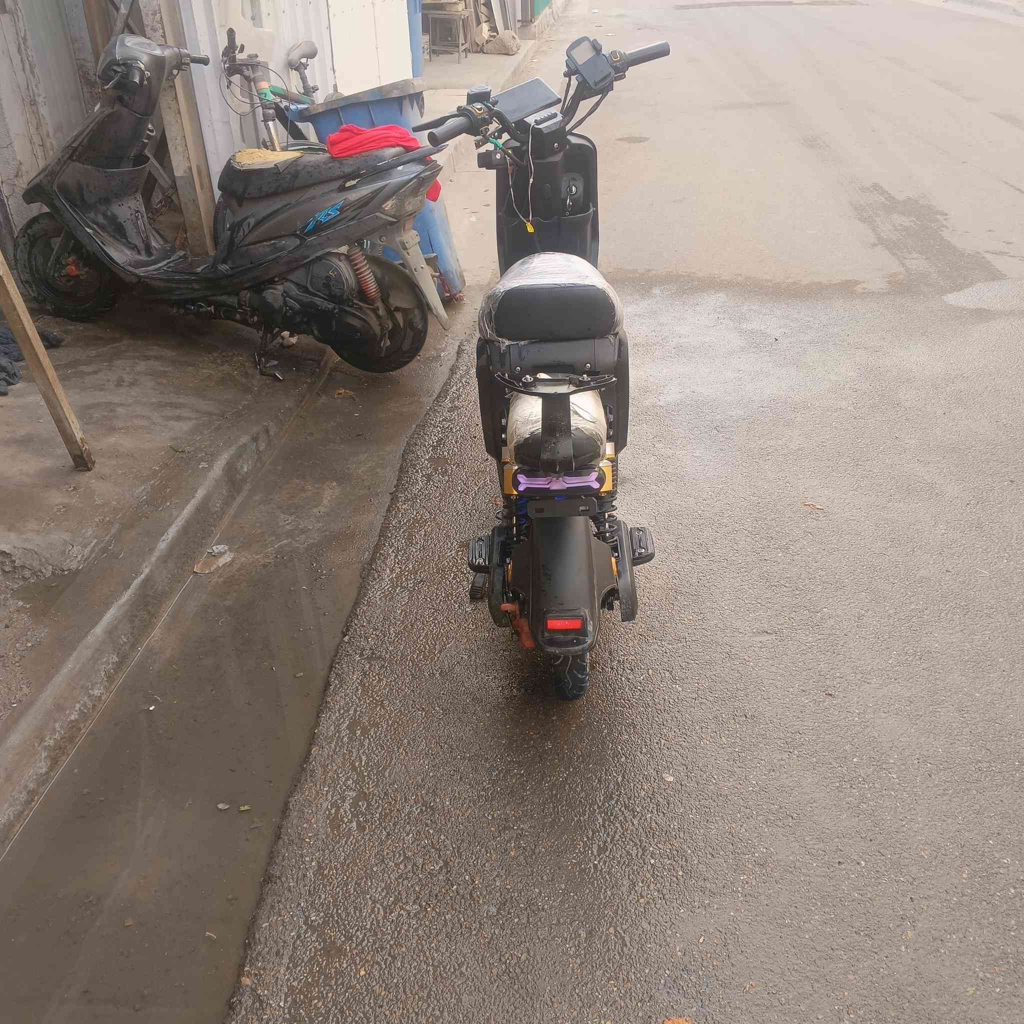 دراجه شحن R9
نقوصات بسيطه بيها 
هورن فيشه بخمسميه دينار
وجاملغ ب 7 الف
وتجوه ب 3 الف 
السعر 280
بطاريات نضيفه ممنفوخه
تواصل ***********
