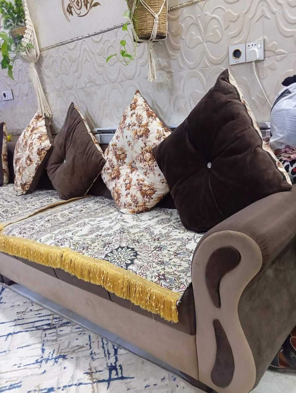 تخم ديوان 5 قطع نظيف ويا كوشات كبيرة على طول الديوان للبيع ١٥٠ وبي مجال العنوان واسطي


**إذا كنت صاحب هذا الإعلان وتريد حذفه لأي سبب، رجاءا أرسل رسالة إلى الدعم الفني**
