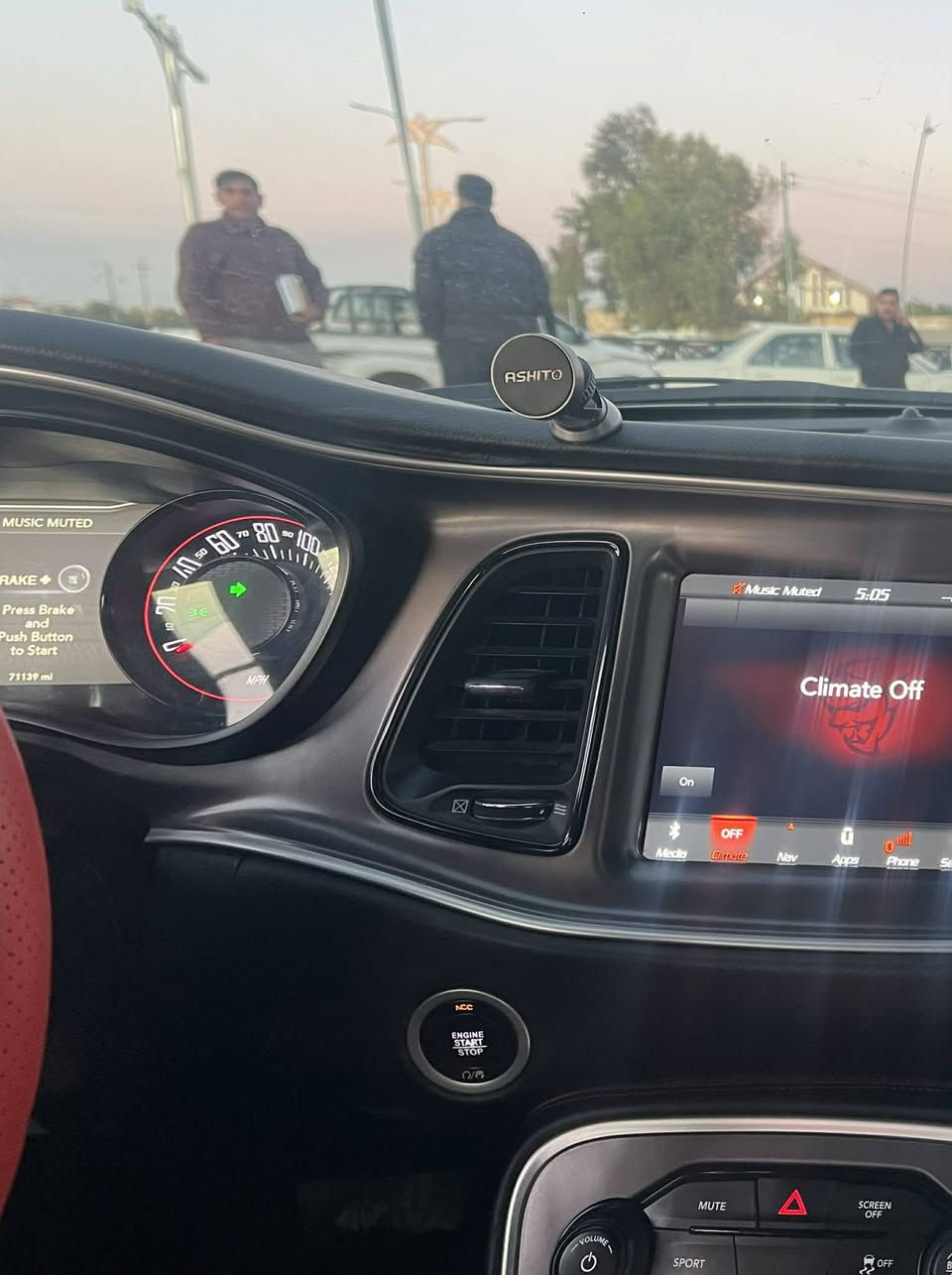 جالنجر 2020 ضرر 3 قطع صبغ وبيها دواخل شي قليل رقم شمالي سعرها 145 وبيها مجال
***********
