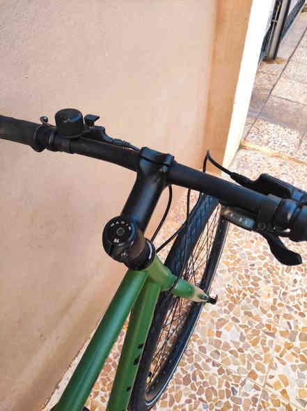 السلام عليكم 

لعشاق الترحال والمسافات الطويلة والرحلات الخارجية 

دراجه #ترحال ماركة #MARIN مارين العالميه ماركه غنيه عن 

التعريف صنع ياباني اصلي اورجنال Made in JAPAN🇯🇵

حجم 27.5 قياس ميديم ارتفاع الفريم 52CM لشة عالية وضخم

لون زيتوني لامع ميتاليك مميز ...مع وشومات الشركة لون اسود

سستم شيمانو كامل سيت آلتوس #SHIMANO_ALTUS 

بدالات السرعه 8X1 سحب دفع #شاشه حديث سلس جدا 

بريكات سستم #هايدروليك_دهن ماركة تيكترو TEKTRO

وياله زوم طبقتين مخصصه لتحمل الاوزان الثقيله والطسات 

تايرات كتان اصلية ماركة #شوالبي_SHWALBE_MARATHON 

كرافل هجين خط فسفوري ليلي مضيئ بلجولات الليلية 

كمبليونات وياله سلايت ...ستيرن رياضي ...سرج طبي اصلي 

🔴الدراجه قطعه مال حاويه غير مستخدم داخل العراق 
     الدراجه على وضع الشركه بلاد ما بيها برغي مبدل
     كامله وجاهزه ما بيها اي نقص 

المكان الموصل الجانب الايسر...السعر 3 ورقات (300$ دولار) 

يوجد توصيل بغداد 

*********** رقمي للتواصل
