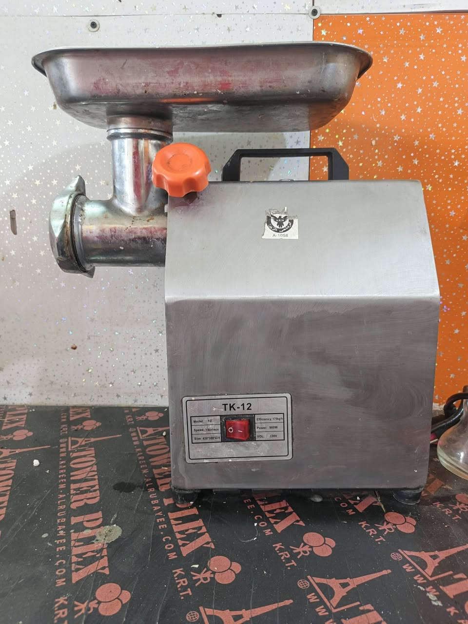 محل كباب للبيع كامل من كل شي
شياش عدد 500 سعر 750 دينار الشيش الواحد 
المكينه ثرم سعر 150 الف
فاترينه عدد 2 سعر 100 الف الفاترينه الوحده 
ميز سل ستيل سعر 150 الف 
ميز هيكل حديد والباقي خشب سعر 75 الف 
منقله سعر 100 الف 
براد سعر 350 
*******************
ملاحضه* المحل كله جديد 
ملاحضه* يباع المحل كامل لا يباع مفرد
رقم للاتصال × ***********
