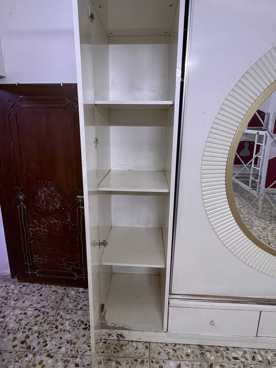 السلام عليكم عندي كنتور تركي +جرابي ام النفر عدد 2 مع ميز جرارات واحد رايدهن ب75 عنواني حي اور قرب فلكة صباح الخياط 
***********
