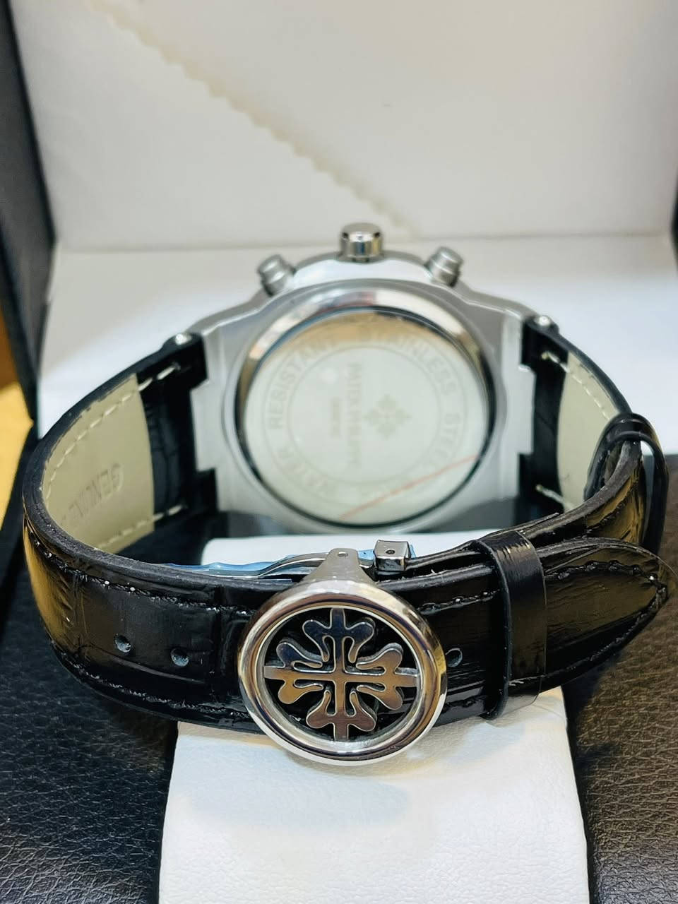 ساعة باتك فليب-Patek Philippe ♣️
- صناعة سويسرية 🇨🇭
- مكينة كوارتز ماطور
- هيكيل تيتانيوم 
- سير جلد اصلي مختم
- نظام ستوب وج جميع السناتر شغالة
- نظام شمسي قمري
- اميال ومؤشرات لامينوس
- زنبلك مختم بالشعار 
- قفل فراشة شعار الباتك 
- مقاومة للماء 

السعر : 35 مع التوصيل 🚚


**إذا كنت صاحب هذا الإعلان وتريد حذفه لأي سبب، رجاءا أرسل رسالة إلى الدعم الفني**