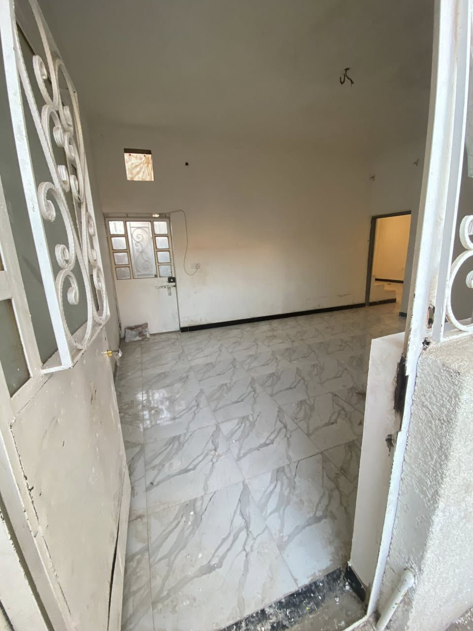 دار للايجار 

✨ تفاصيل الدار:
• 2 غرف نوم مريحة
• صالة
• استقبال
• مطبخ
• صحيات
• 2 مناور
• المساحة 160 متر

💰 الإيجار: 450 ألف فقط وبي مجال للنقاش للجادين

📍 الموقع: حي النصر – شارع الملعب

الدار مناسبة للعائلة وموقعها هادئ وقريب من الشارع والخدمات.

📩 للجادين فقط – المراسلة خاص أو اتصل 
***********
