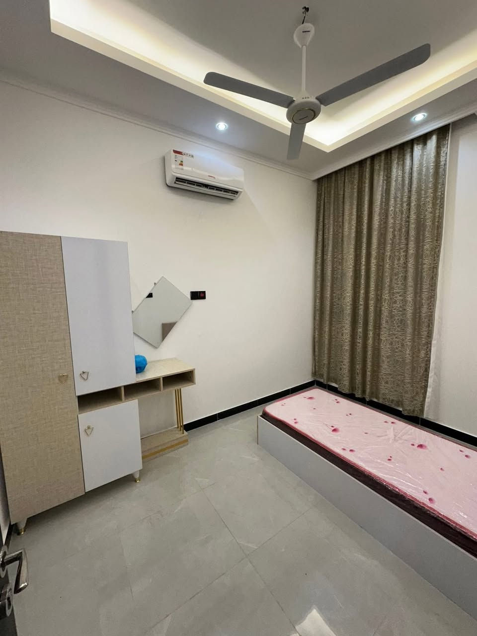 السلام عليكم توجد شقه للإيجار مؤثثه فولvip تحتوي على غرفتين نوم وصاله وخدمات العنوان المنصور / الداودي للاستفسار  أكثر
***********
