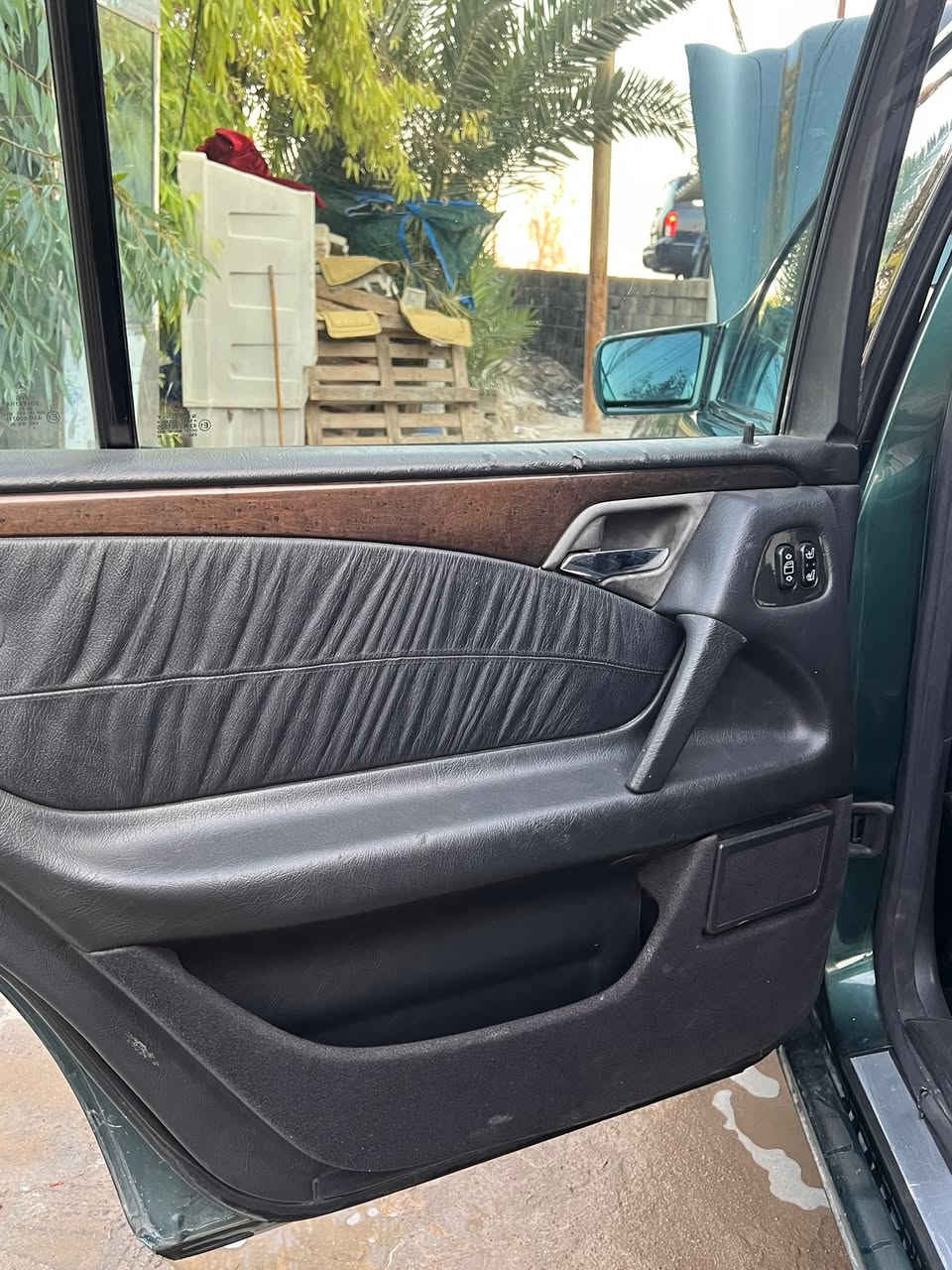 السلام عليكم
مارسدس ام عيون موديل 2000 افنكارد 
فول مواصفات فتحة كشنات جلد كهربائية 
كير جديد منضومة تبريد كلهة جديدة حتة الفريز امبدلة 
تخم تاير جديد حدادية جديدة 
مصبوغة عام بدون حادث 
رقم بغداد بأسمي 
السعر 115 وبيها مجال 
***********
